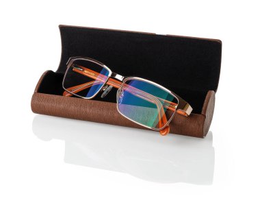 Açık kahverengi bir kutuda altın kenarlı gözlük beyaz arka planda izole edilmiş. Şık bir yapay deri çantada görme düzeltmesi için gözlük. Gölgeli oftalmoloji tasarım elementi. Ön görünüm.