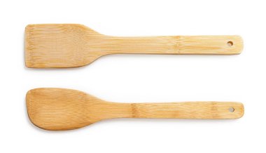 Beyaz arka planda izole edilmiş yemek pişirmek için iki tahta spatula seti. Çevre dostu malzemelerden oluşan basit bir kırsal mutfak malzemesi. Sıfır atık ve yeşil yaşam tarzı için yeni bambu mutfak aletleri. Üst görünüm.