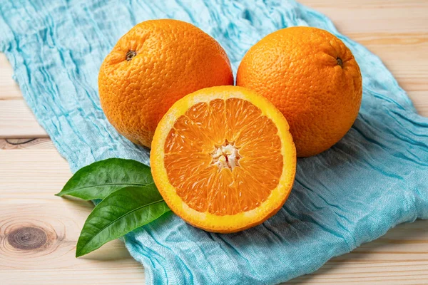 Naranjas Jugosas Dulces Maduras Paño Turquesa Sobre Una Mesa Madera — Foto de Stock