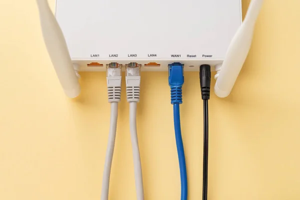 Weißer Drahtloser Wlan Router Mit Angeschlossenen Netzwerk Und Stromkabeln Auf — Stockfoto