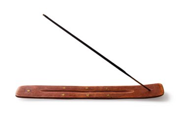 Beyaz arka planda tütsü çubuğu olan tütsü standı. Hint sandal ağacı tütsü tutacağı yedi altın yıldızla süslenmiş. Aromaterapi ve meditasyon için sopayla ahşap tütsü yakıcı. Ön görünüm.
