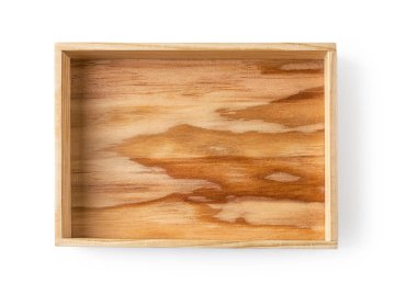 Tahta dikdörtgen servis tepsisi beyaz arka planda izole edilmiş. Basit kırsal çevre dostu sofra takımı. Antika retro tarzının bulaşık takımı. Yiyecek tasarımı için boş ahşap tabaklar. Üst görünüm.