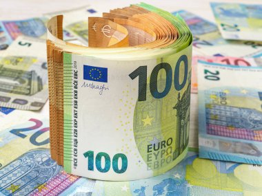 100 'lük ve 50 avroluk banknotlar. Nakit tasarruflar ve zenginlik kavramları, para saymak, gelir ve giderlerin hesabı, maaş ve ücretler. Ön görünüm.