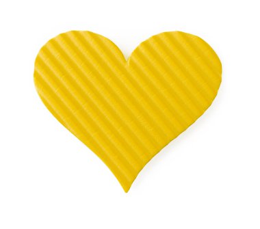 Beyaz arka planda izole edilmiş eğimli, parlak sarı bir kalp. Sevgililer günü, aşk, tutku ve şefkat sembolü, tebrik kartı, kartpostal ve pankart. Yüksek kalite makro. Üst görünüm. 