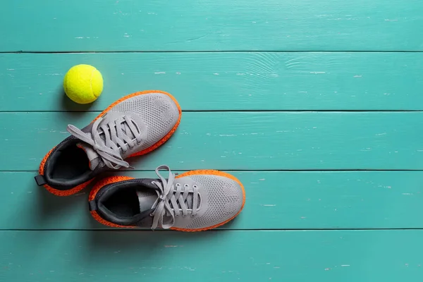 Grijze Textielsneakers Tennisbal Turquoise Houten Ondergrond Een Paar Nieuwe Mesh — Stockfoto