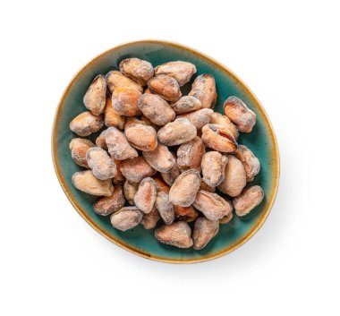 Beyaz arka planda izole edilmiş oval seramik tabakta pişirilmiş buzlu midye eti. Donmuş kabuklu deniz hayvanları. Lezzetli deniz ürünleri tarifleri ve omega-3 protein sağlıklı yeme malzemesi olarak kabuklu midye. Tam üstte.