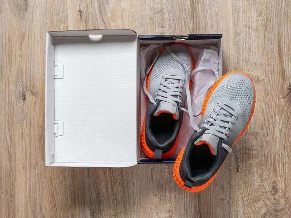 새로운 운동화 바닥에 상자에 있습니다 세공인들 상자에 오렌지 가지고 현대의 — 스톡 사진