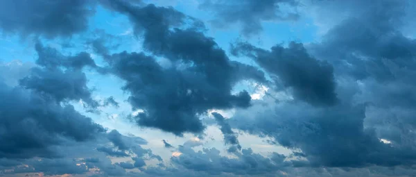 Starker Wind Bläst Abend Formlose Dunkle Wolken Über Den Himmel — Stockfoto