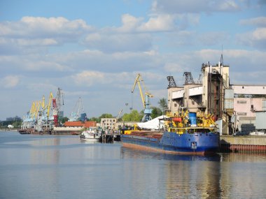 Asansör yüklerken mavna