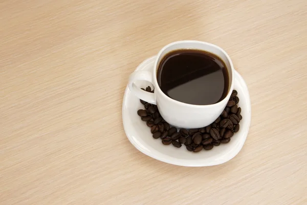 Tazza di caffè su uno sfondo di legno — Foto Stock