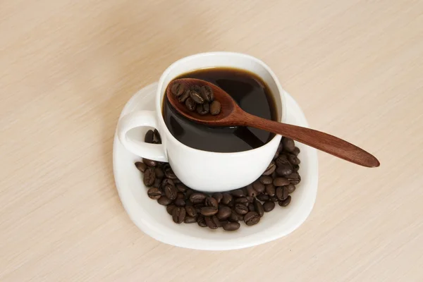 Чашка кави на столі з дерев'яною ложкою — стокове фото