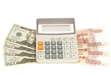 Beş bin dolar faturaları ve yirmi ABD dolar Hesap makinesinde beyaz bir arka plan ile ruble ve dolar döviz