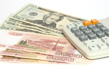 Beş bin dolar faturaları ve yirmi ABD dolar Hesap makinesinde beyaz bir arka plan ile ruble ve dolar döviz
