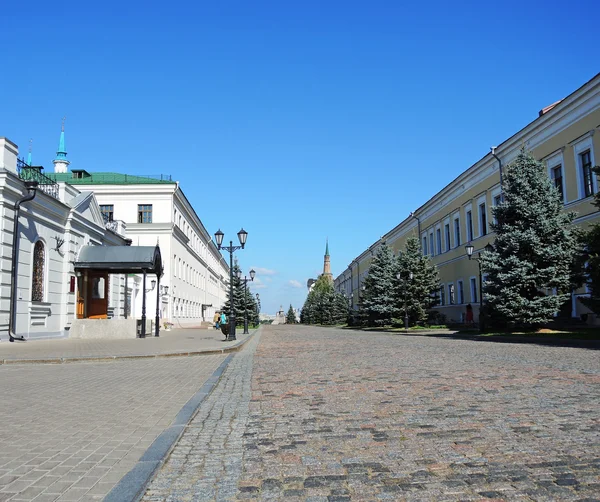 Центральная аллея от главного входа в Казанский Кремль, Татарстан, Россия — стоковое фото
