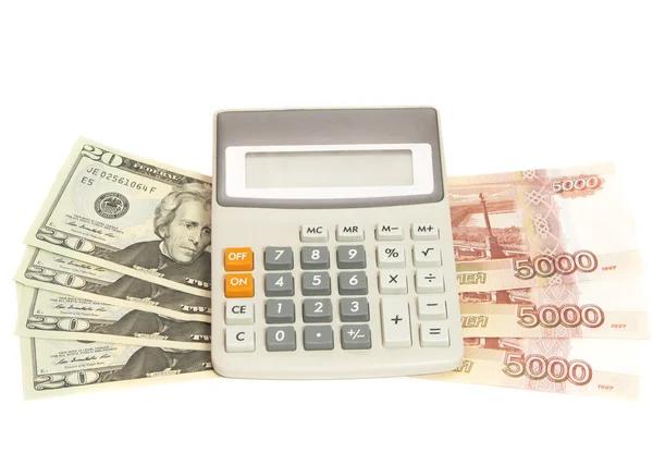 Fem tusen dollar räkningar och tjugo amerikanska dollar med en miniräknare på en vit bakgrund, valuta utbyte rubel och dollar — Stockfoto