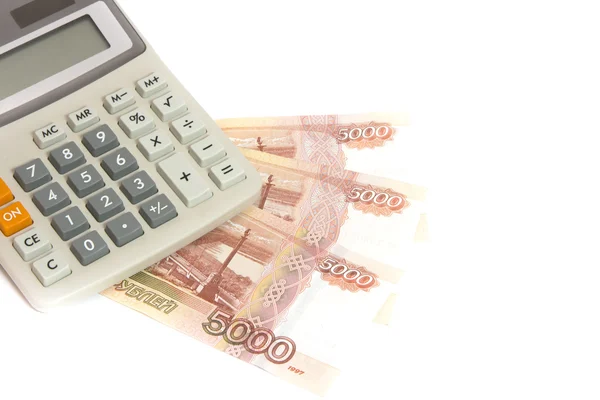 Banconote cinquemila rubli russi con una calcolatrice su sfondo bianco Immagine Stock