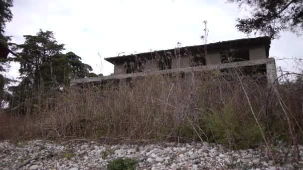 Edificio abandonado en Bush en la costa del mar — Vídeo de stock