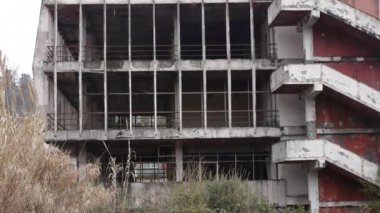 Bahçe terk edilmiş binada