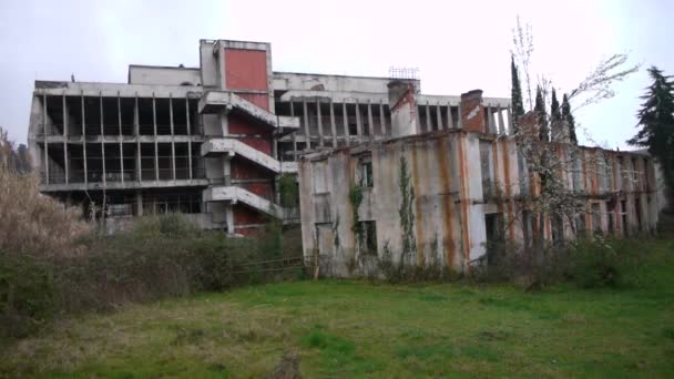 Abandoned Building in Garden — Stock Video