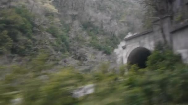 Túnel de carretera en las montañas — Vídeo de stock