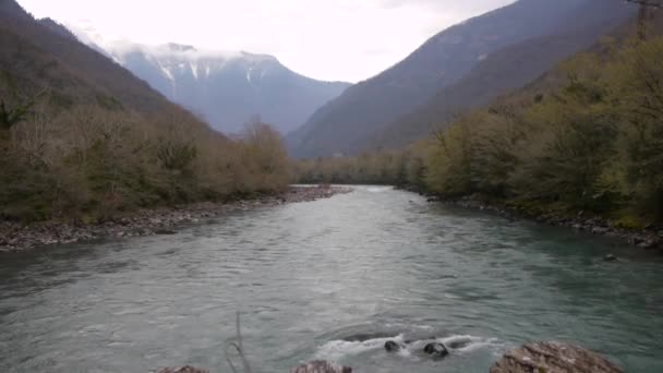Mountain River em Valley — Vídeo de Stock