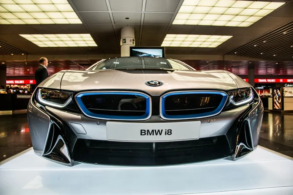 Bu yeni Bmw i8 elektrikli araba, Muchen havaalanında 2014 yılında sunuldu.