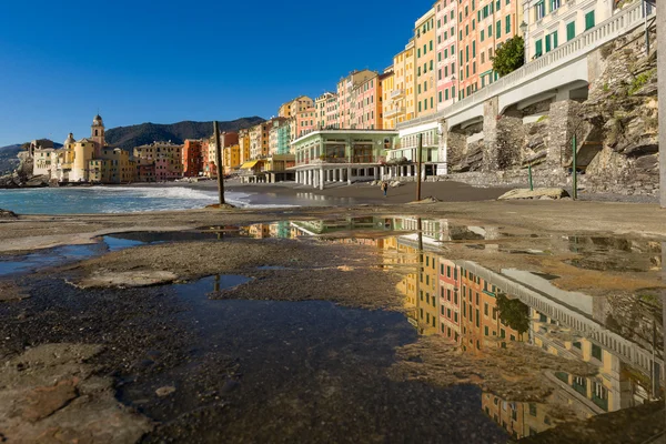 A aldeia de Camogli refletindo — Fotografia de Stock