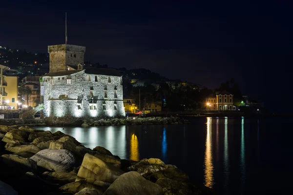 Vista noturna sobre o castelo no mar — Fotografia de Stock