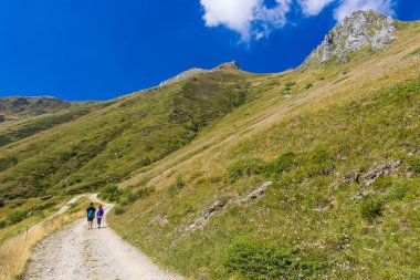 Ligurya Alps için yürüyüşçü