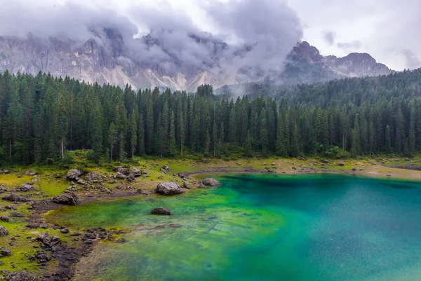 Karersee durante una giornata piovosa — Foto Stock