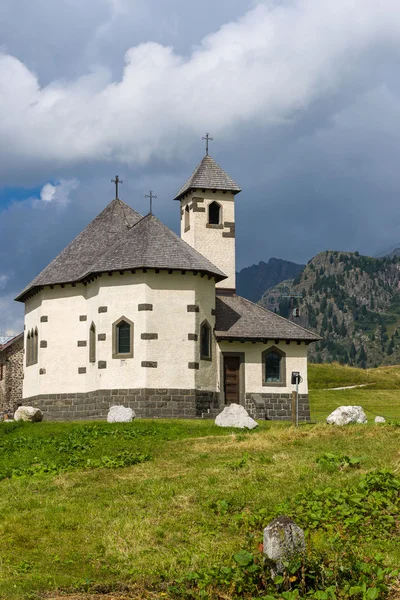 Berg kerk in Passo San Pellegrino — Stockfoto