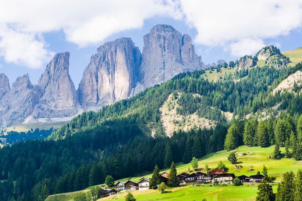 Pastoral dağ manzarası