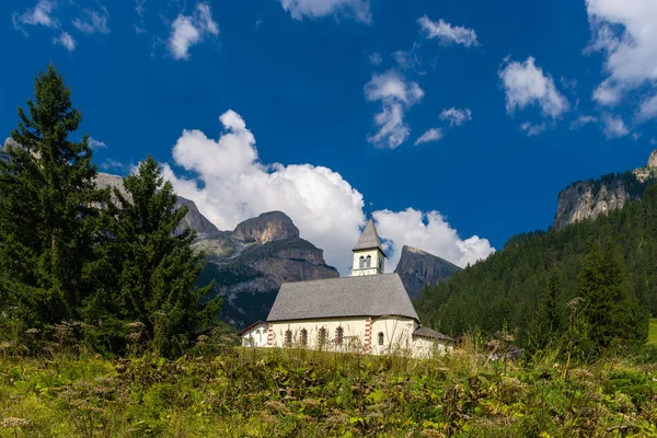 Kościół w dolinie Val di Fassa — Zdjęcie stockowe