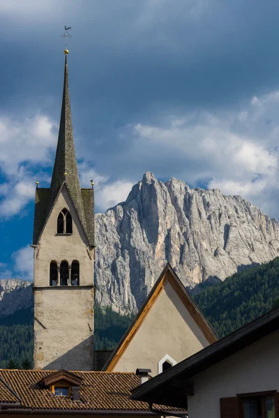 Kościół w dolinie Val di Fassa — Zdjęcie stockowe