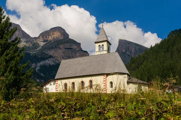 Kościół w dolinie Val di Fassa — Zdjęcie stockowe