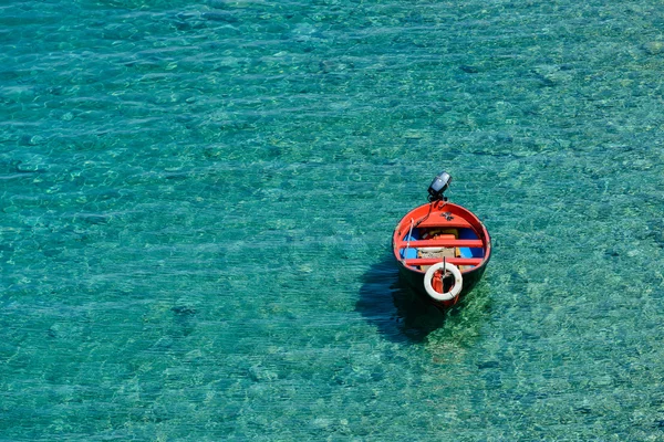 Boot auf transparentem Meer — Stockfoto