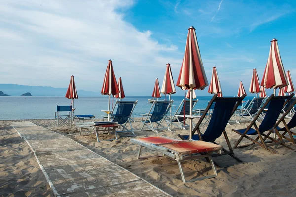 Парасолька пляжу курорту — стокове фото