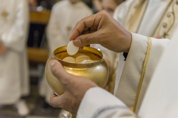 Il Santo Pane durante la Comunione — Foto Stock