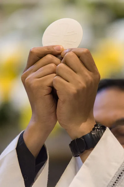 Le Saint Pain pendant la Communion — Photo