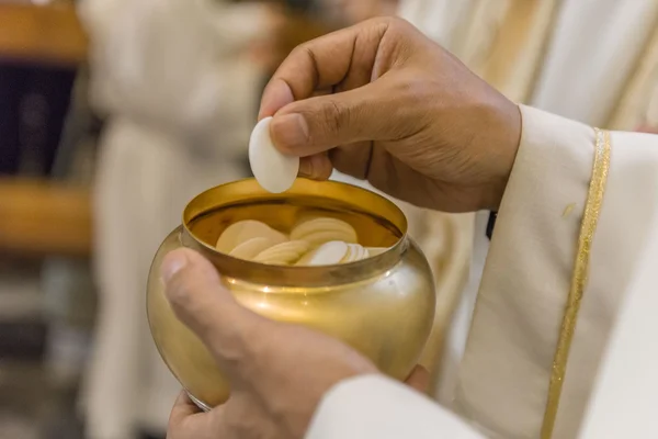 Ayin sırasında Kutsal ekmek