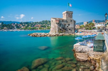 Denizde Kale, 16. yüzyılda İtalyan Riviera 'sında Rapallo köyünde inşa edildi.
