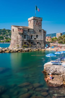 Denizde Kale, 16. yüzyılda İtalyan Riviera 'sında Rapallo köyünde inşa edildi.