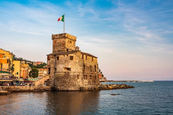 Castillo Sobre Mar Construido Siglo Xvi Pueblo Rapallo Riviera Italiana — Foto de Stock