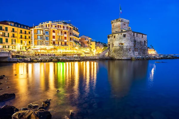 建于十六世纪的海上城堡 位于意大利里维拉岛的拉帕罗村 — 图库照片