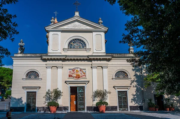Sant Ambrogio Kilisesi, Rapallo ve Zoagli arasında bir tepe üzerinde, İtalyan Rivierası 'nda.