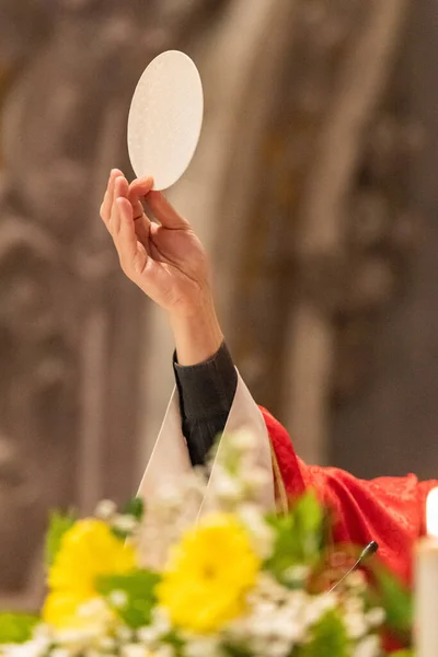 Elevazione Del Pane Sacramentale Durante Liturgia Cattolica — Foto Stock