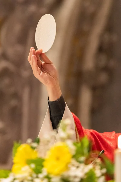 Elevação Pão Sacramental Durante Liturgia Católica — Fotografia de Stock