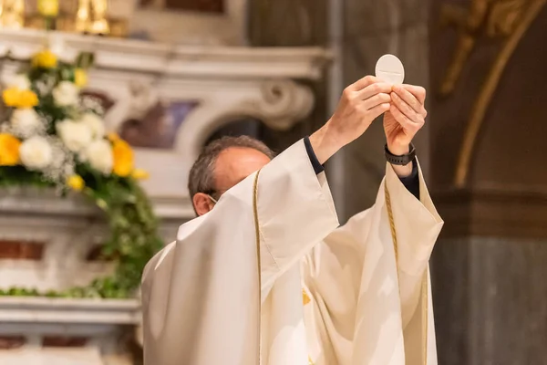 Verheffing Van Het Sacramentele Brood Tijdens Katholieke Liturgie — Stockfoto