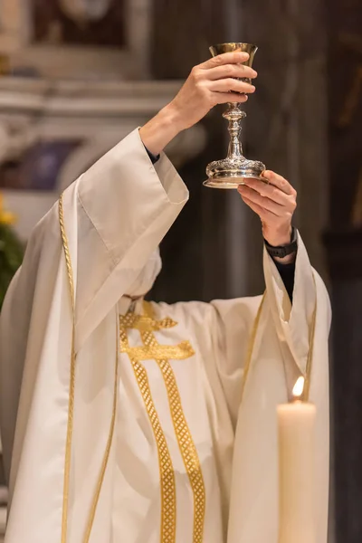 Zvýšení Poháru Svátostným Vínem Během Katolické Liturgie Eucharistie — Stock fotografie