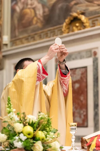 Elevação Pão Sacramental Durante Liturgia Católica — Fotografia de Stock